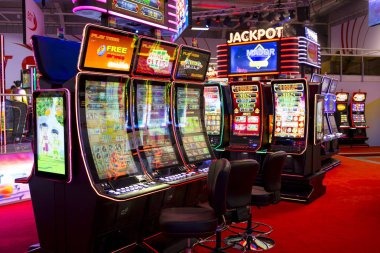 Domino QQ game interface showing tile arrangement and hand ranking display